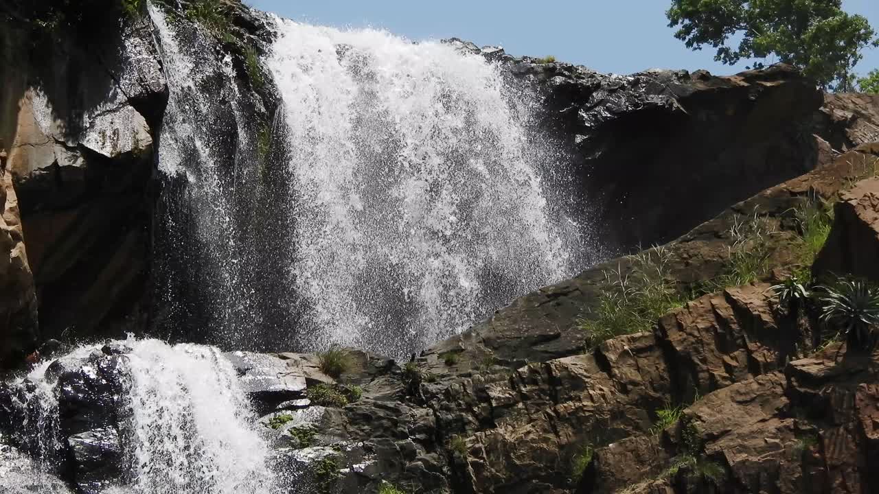 cascada del río cocodrilo que fluye y cae sobre rocas en los jardines botánicos nacionales walter sisulu en roodepoort, sudáfrica