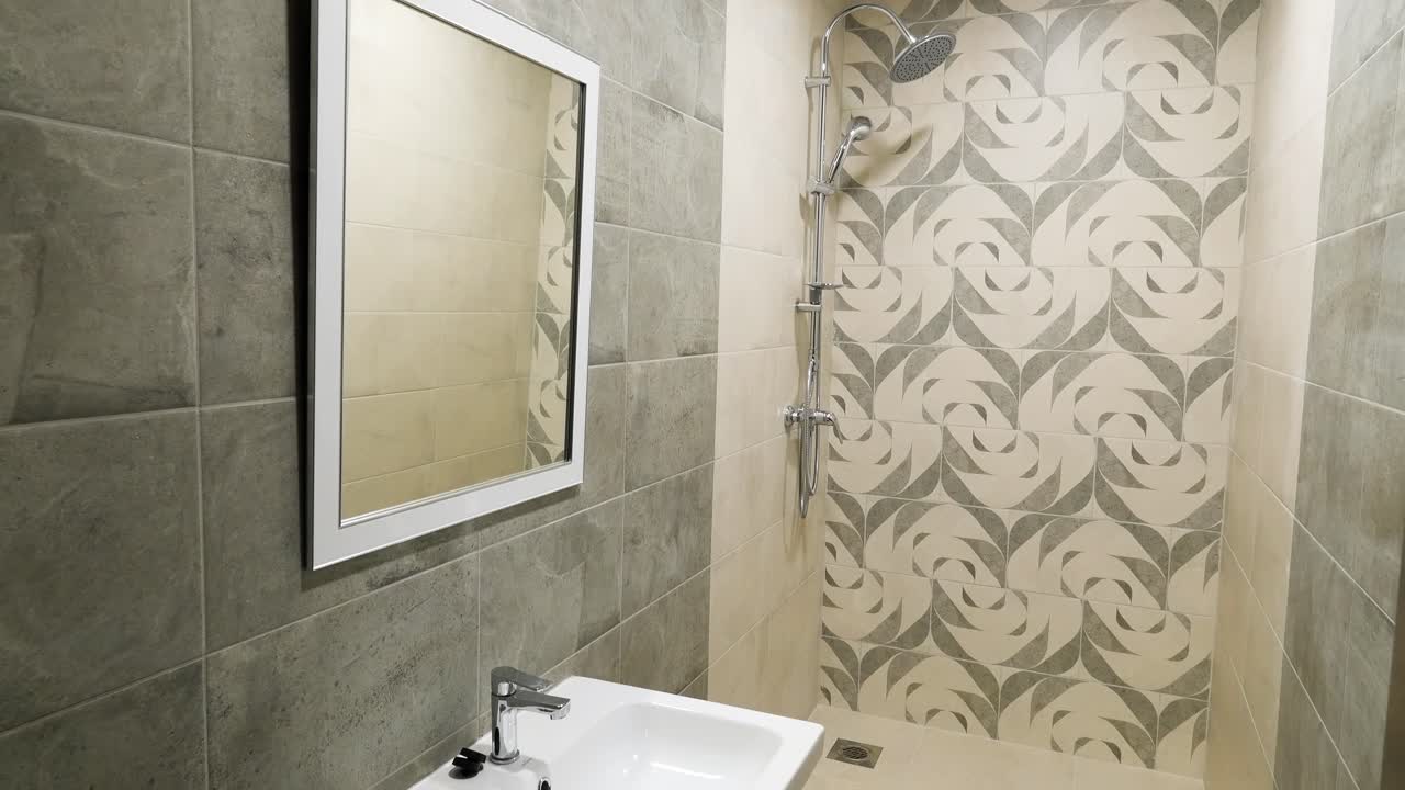 pequeño baño moderno con azulejos grises y acentos beige