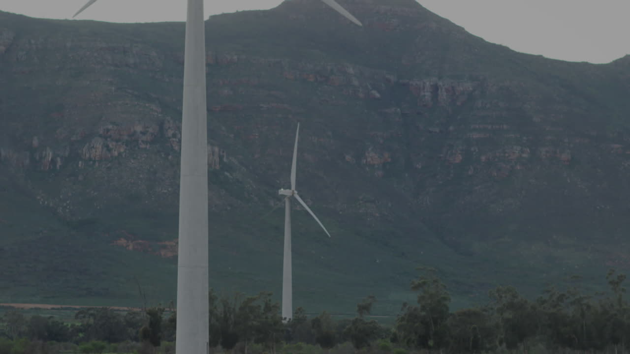산 위에 회전하는 풍차를 통해 금융 및 주식 시장 데이터 처리의 애니메이션
