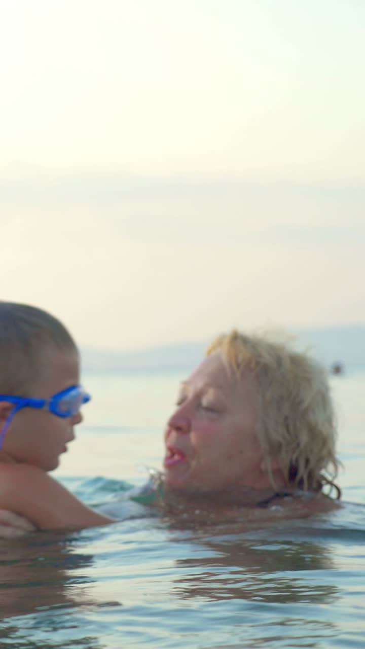 바다에서 수영하는 사람들