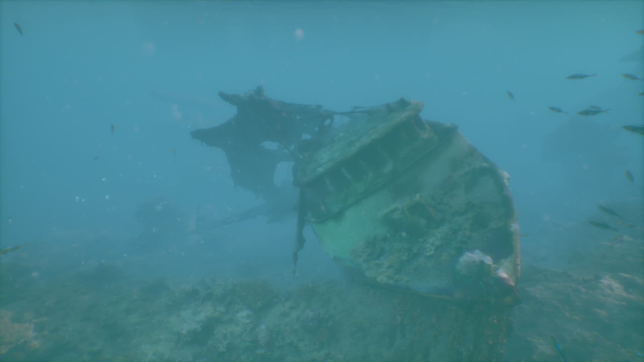 explorando un naufragio hundido en las profundidades del océano