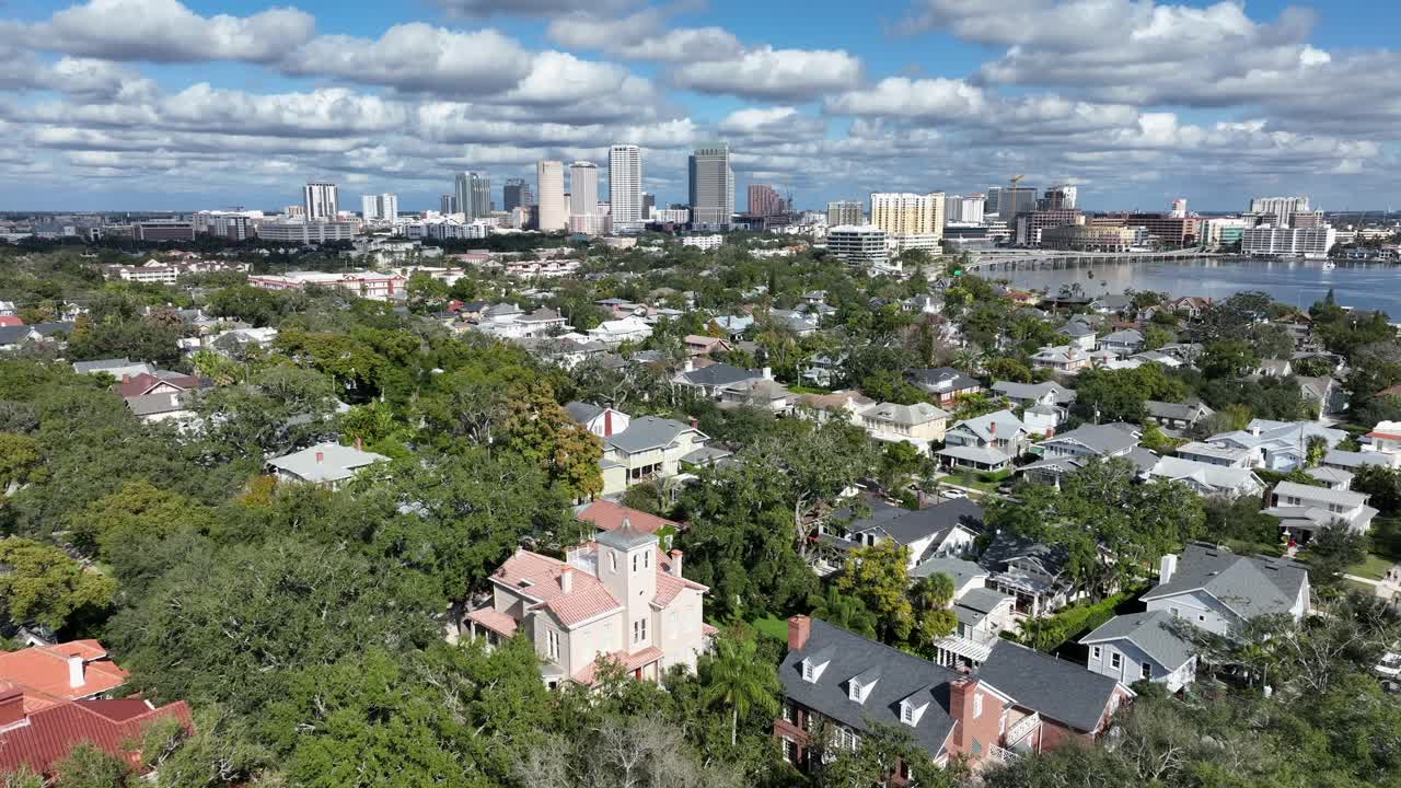 Vista aérea do Hyde Park em Tampa, Flórida, mostrando um bairro residencial exuberante com casas históricas e ruas arborizadas, com o horizonte do centro de Tampa ao fundo