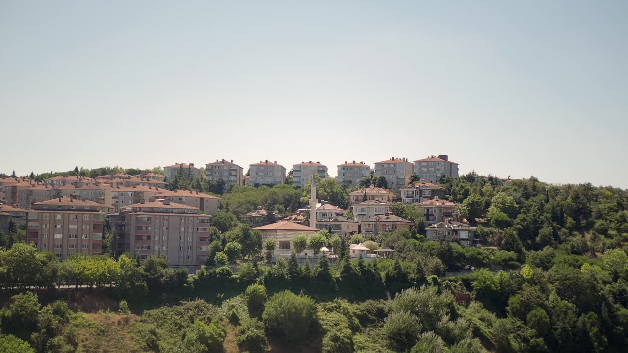 Area residenziale collinare con moschea in Turchia