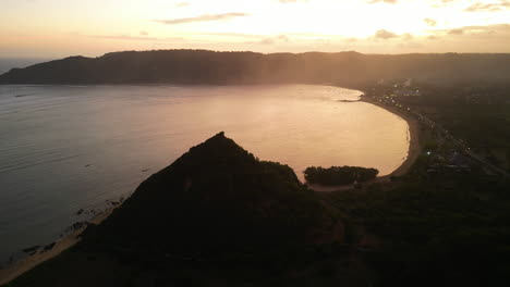 Isla-En-Silueta-Durante-La-Puesta-De-Sol-En-La-Ciudad-Costera-De-Kuta-En-Lombok,-Indonesia