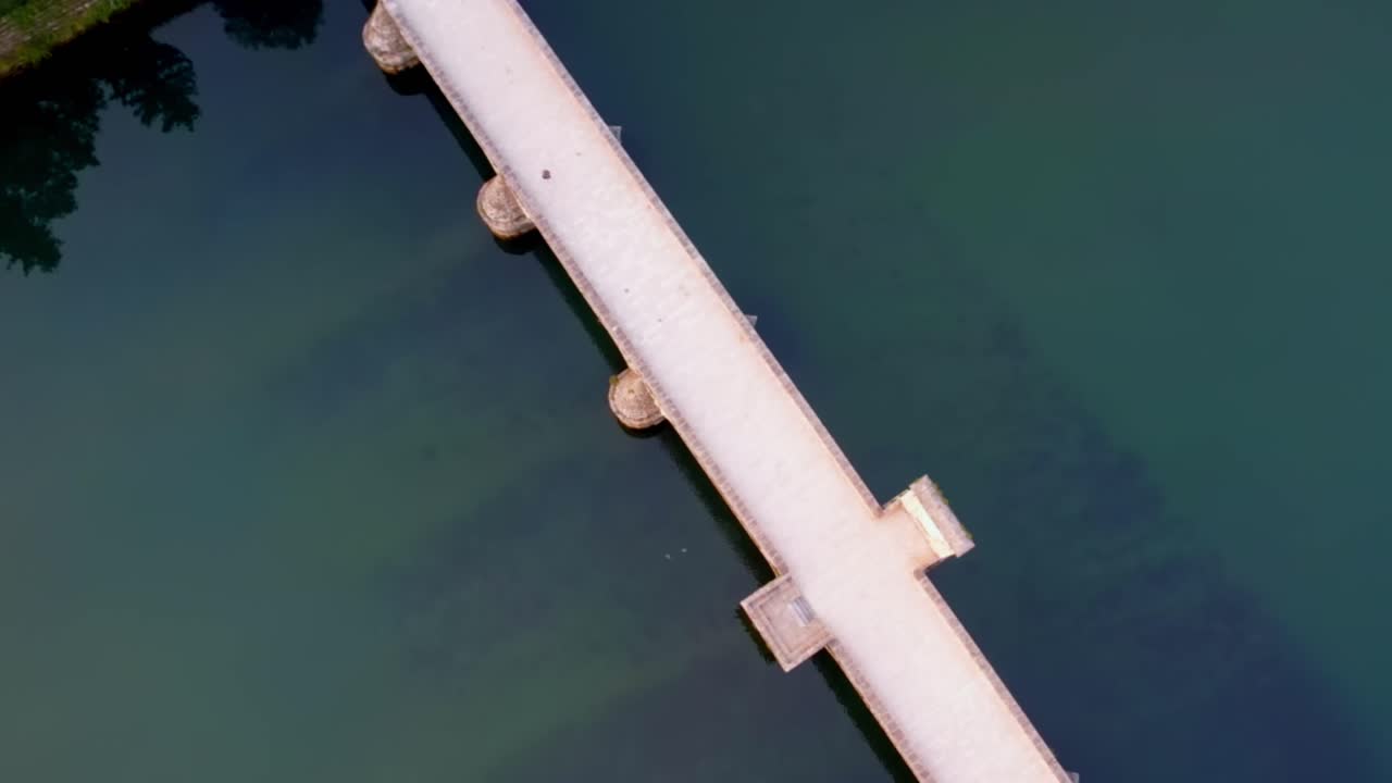 antena de arriba hacia abajo del famoso puente sobre el río drina en visegrad, bosnia