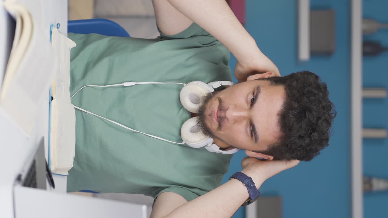 vídeo vertical de un estudiante excitado impaciente.