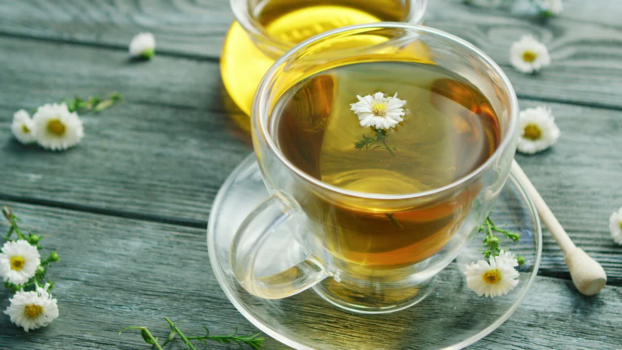 카밀레 차와 컵의 근접 촬영