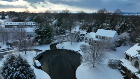 Amerikanische-Vorstadt-Im-Frischen-Winterschneefall