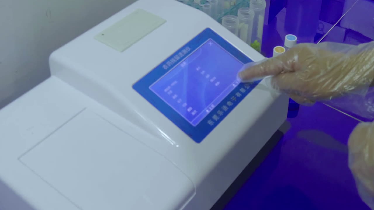 científico que trabaja con máquinas modernas en el laboratorio para la investigación genética ciencia trabajo con equipos médicos, análisis de pruebas