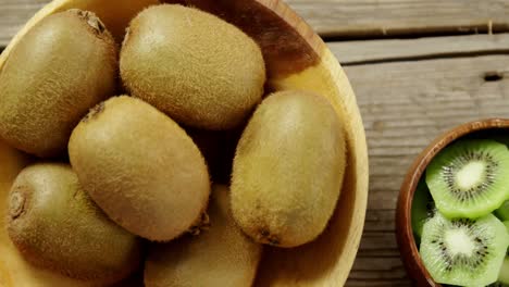 Sliced-and-peel-kiwi-on-wooden-table