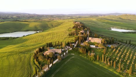 Drone-Toskanisches-Bergdorf:-Faszinierende-Luftaufnahmen,-Die-Den-Malerischen-Charme-Und-Die-Atemberaubende-Landschaft-Einer-Toskanischen-Bergstadt-Enthüllen