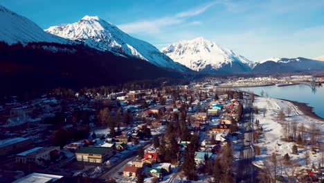 4K-Drohnenvideo-Von-Häusern-In-Seward,-Alaska-Im-Winter