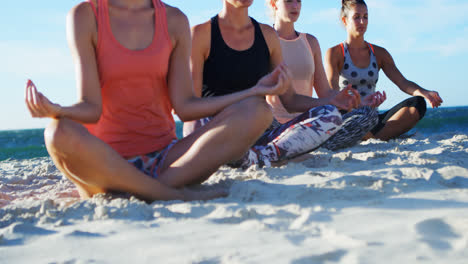 Jugadoras-De-Voleibol-Realizando-Yoga-En-La-Playa-4k