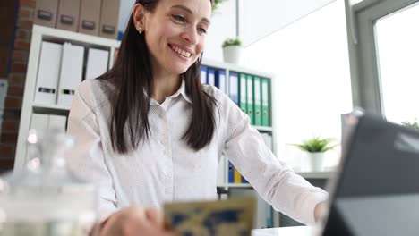 mujer feliz con tarjeta bancaria y compras en línea de primer plano