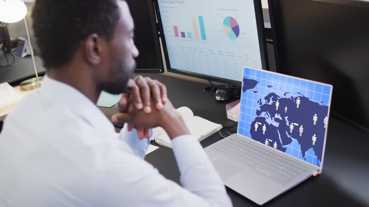 composición de un hombre de negocios afroamericano usando una computadora portátil con un chat en la pantalla