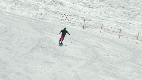 cámara lenta de una persona esquiando en la zona de esquí de hirayu onsen en invierno