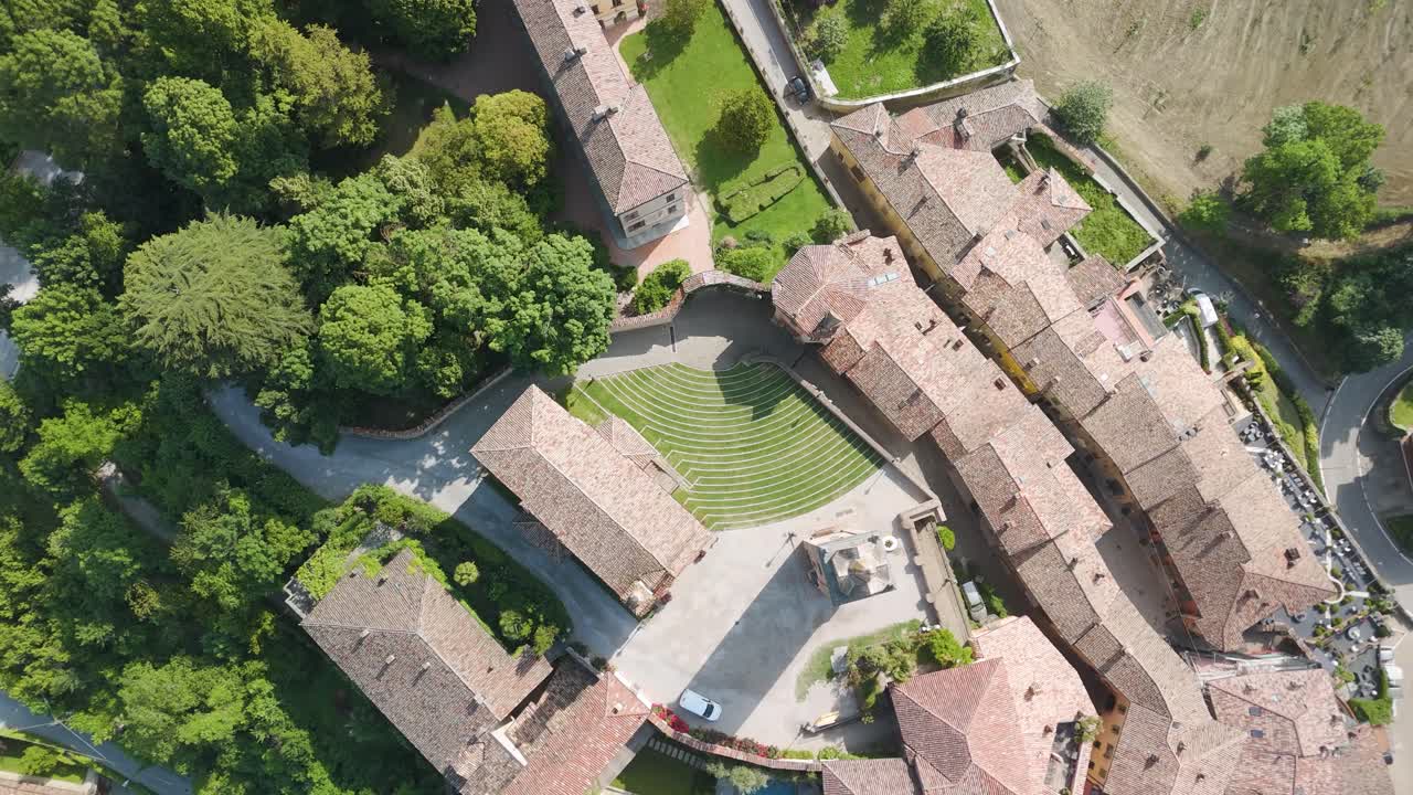 monforte d'alba, langhe region, cuneo, piedmont, 이탈리아: 교회 광장과 horschowsky auditorium의 4k 공중 전망, langhe-roero와 monferrato, 위에서 아래로 내려가는 지니탈.