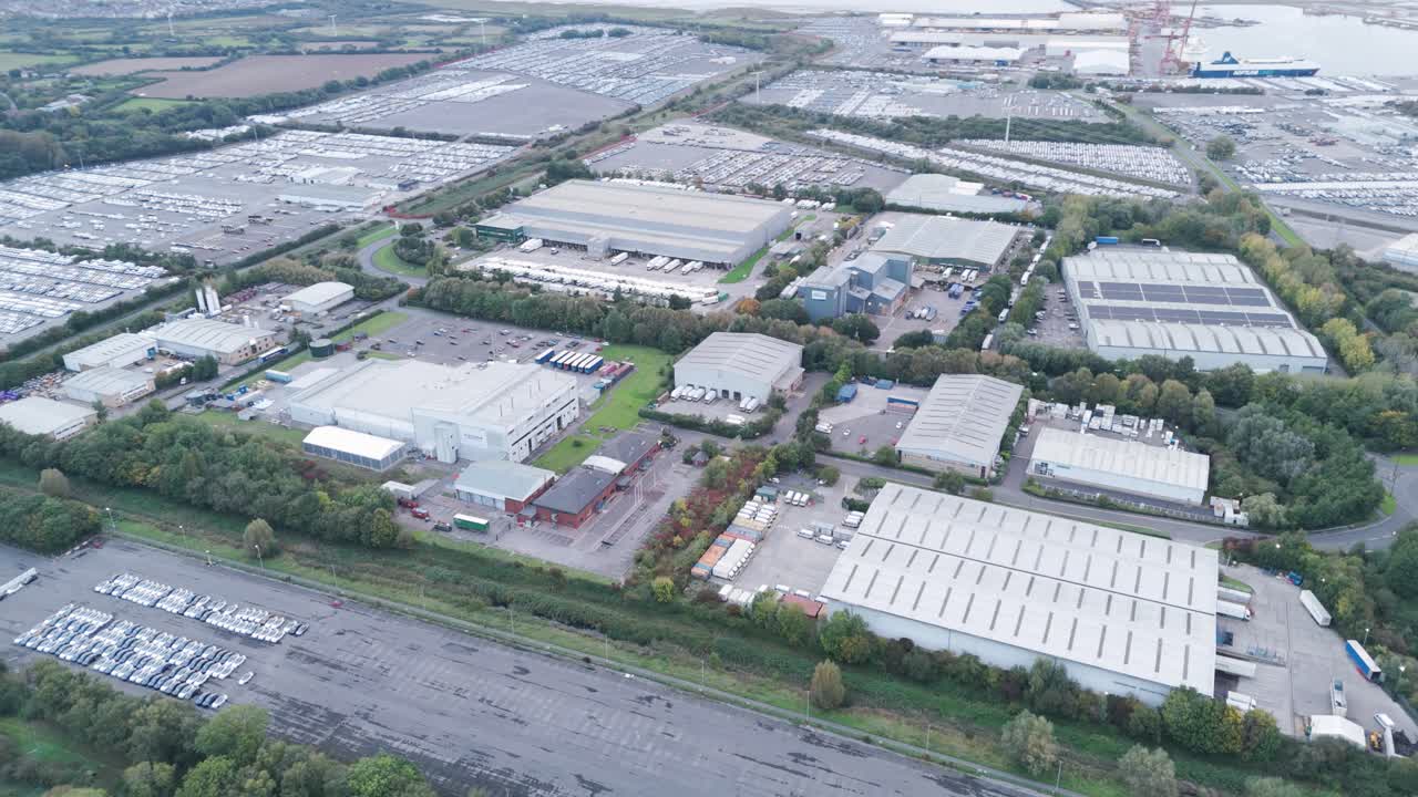Veduta aerea di una grande area industriale e commerciale