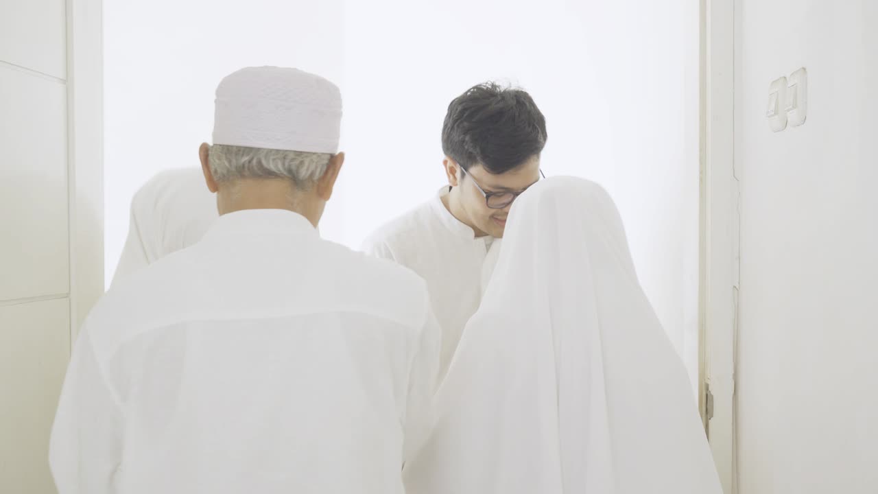 무슬림 할아버지와 할머니를 방문하는 아이들과 손자