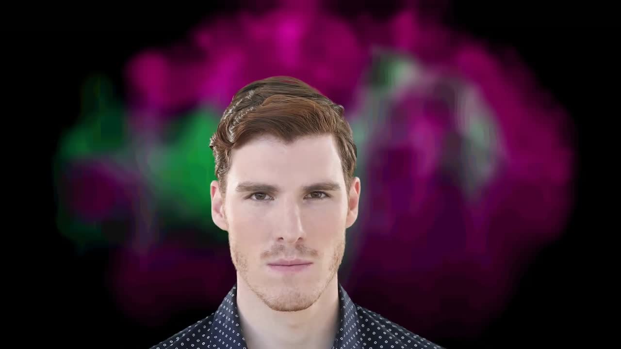 어두운 흐릿한 배경에서 카메라를 보고 미소를 지르는 백인 남자의 초상화