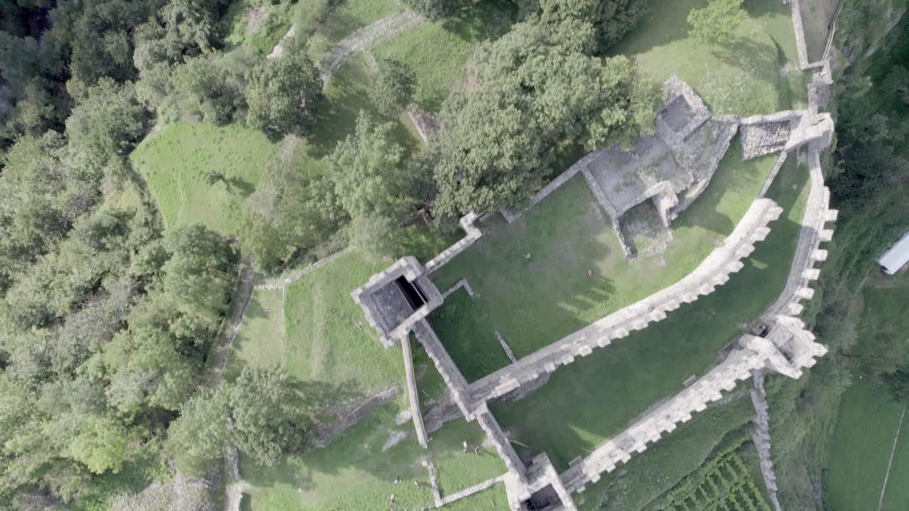 catillo nuovo 또는 vistonceo 위의 cenital plane의 드론이 있는 비디오