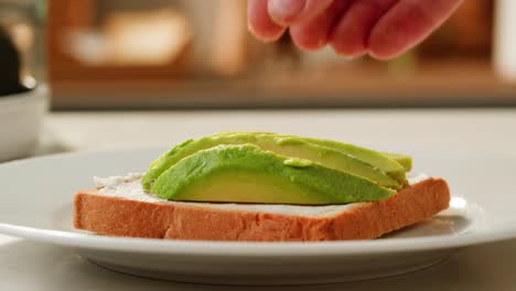 haciendo tostadas de aguacate
