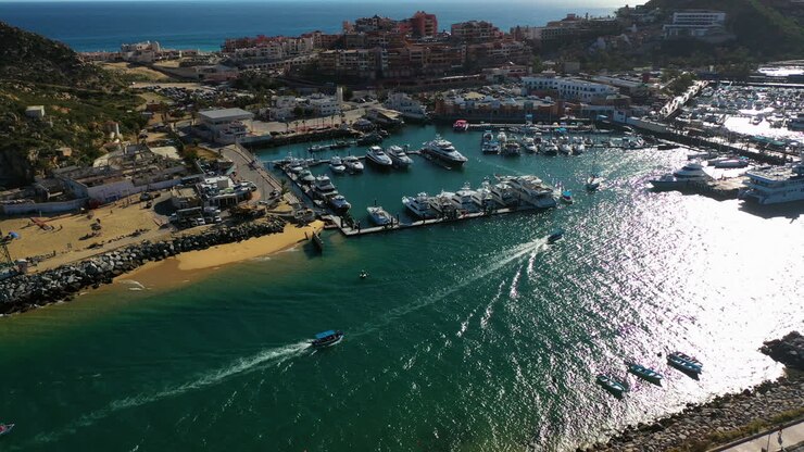 Ripresa con drone di barche che arrivano alla Marina Mazatlán, in una giornata di sole a Sinaloa, Messico.