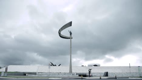 Monumento-Conmemorativo-De-Jk-Juscelino-Kubitschek-En-Brasilia---Toma-Amplia---Día-Nublado---Toma-Inclinada