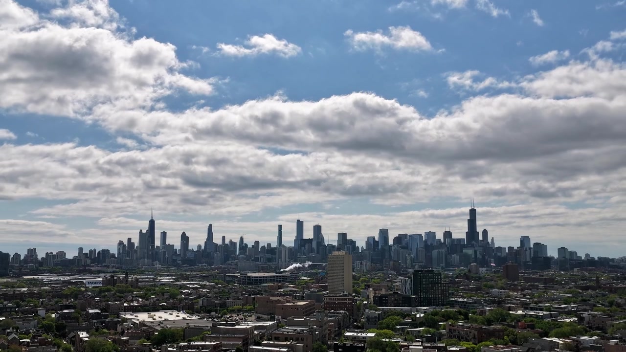 En hyperlapse af Chicagos skyline med gigantiske skyer, der bevæger sig over byen.