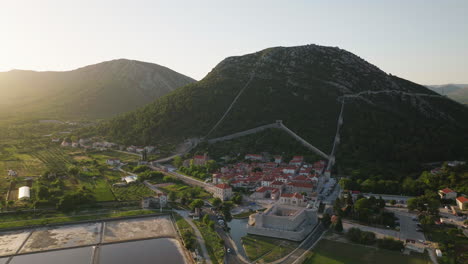 toma aérea de la ciudad de ston en croacia, europa