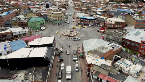 Experimente-La-Impresionante-Perspectiva-Aérea-Mientras-Un-Dron-Se-Desliza-Sobre-Una-Bulliciosa-Calle-Colombiana,-Capturando-Los-Colores-Vibrantes,-La-Actividad-Bulliciosa-Y-El-Encanto-único-Del-Paisaje-Urbano-A-Continuación