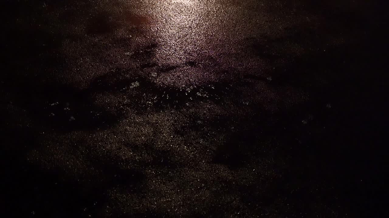 lluvioso camino oscuro iluminado por una luz de la calle por la noche - portátil todavía disparado