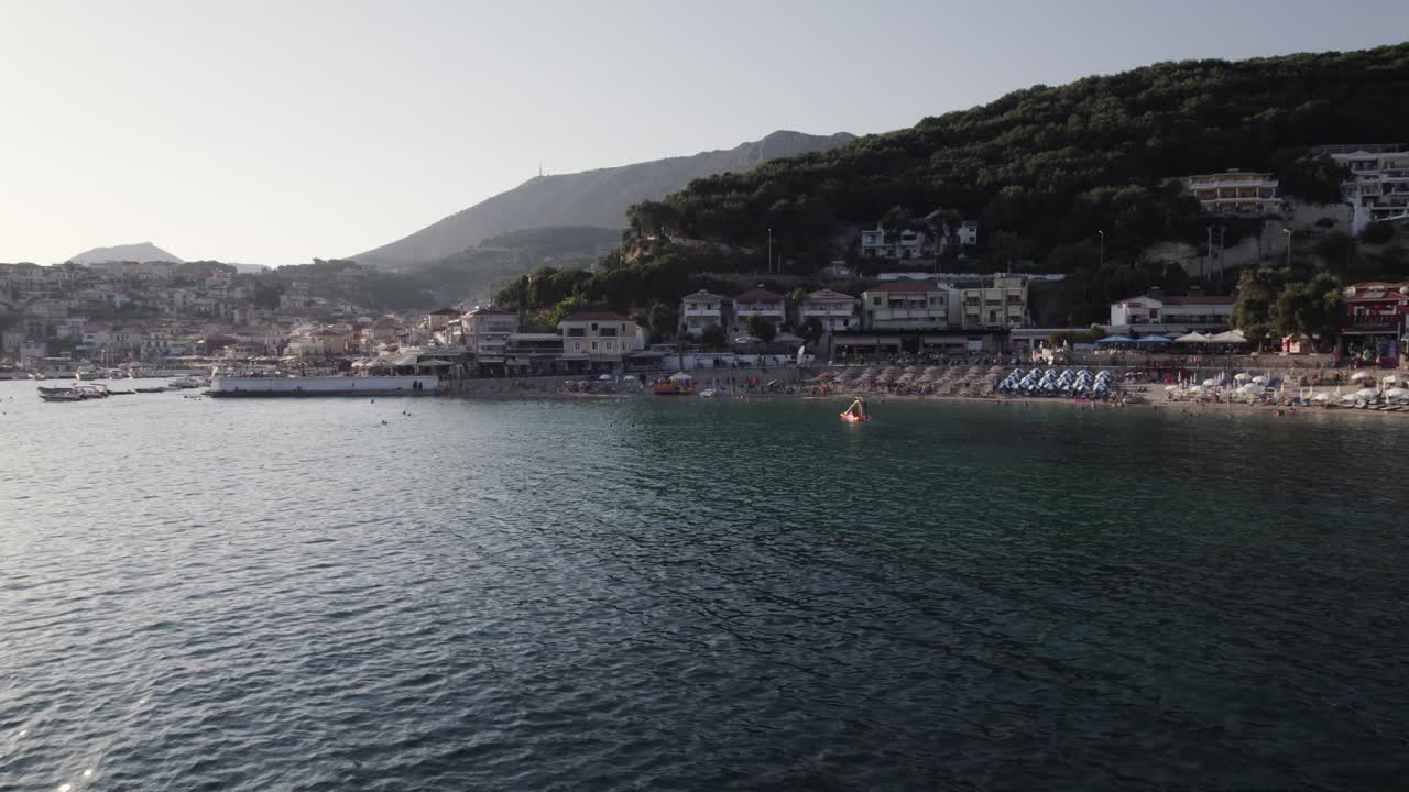 antena baja sobre el mar jónico con vistas a la ciudad turística de parga en la costa jónica