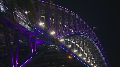 Luz-De-Neón-Azul-Y-Púrpura-En-El-Puente-Del-Puerto-De-Sydney-Para-Vivir-En-Cámara-Lenta