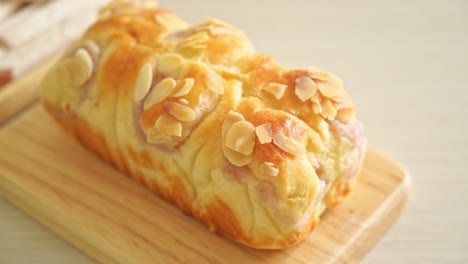 delicioso pan tostado de taro en una tabla de madera