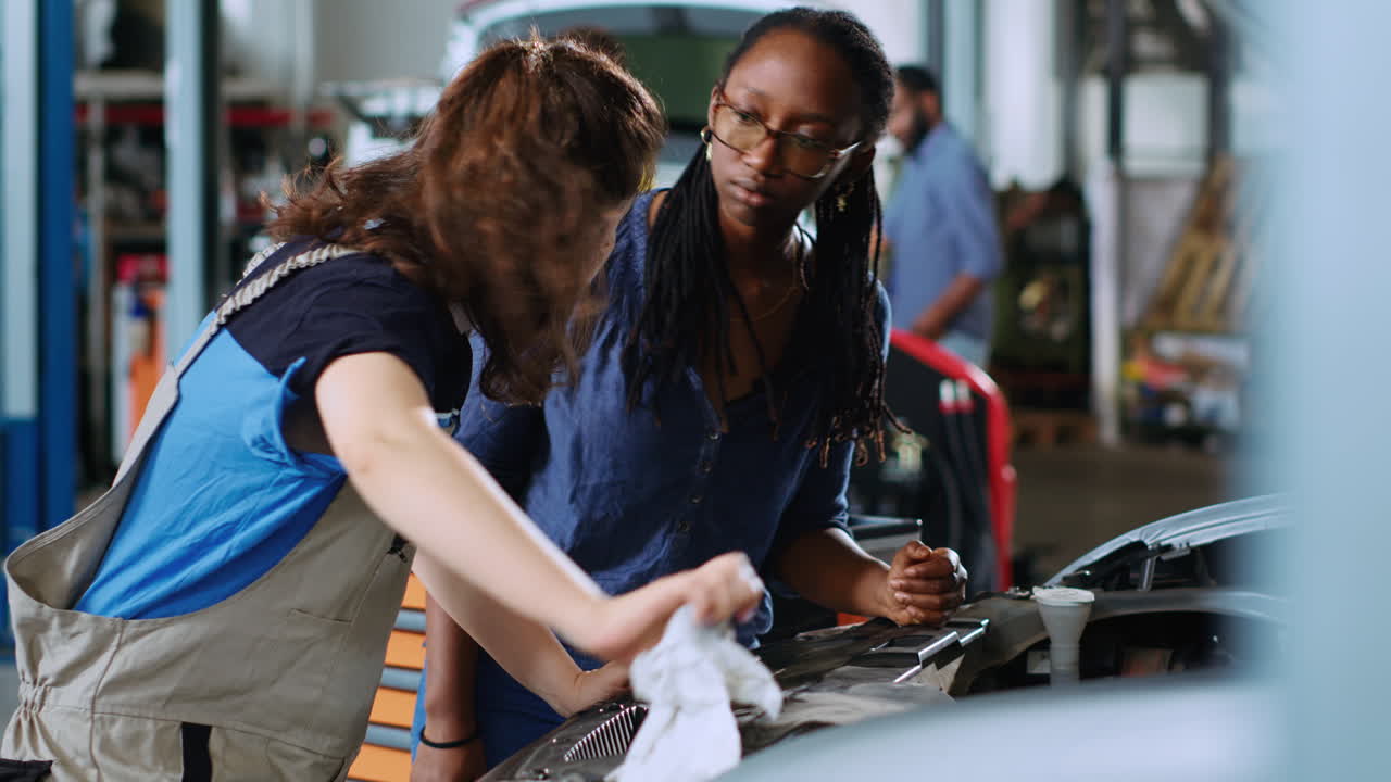 trabajador en el garaje cambia el aceite del motor del coche