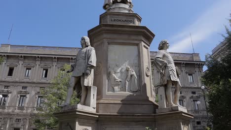 Monumento-A-Leonardo-Da-Vinci-En-Milán,-Italia