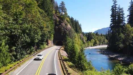 Vuelo-De-Drones-Sobre-La-Autopista-Mountain-Loop-En-Verlot,-Washington