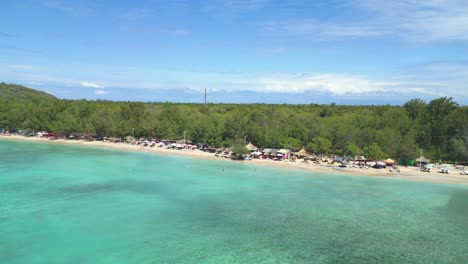 Touristische-Insel-Gili-Trawangan-Und-Ihr-Türkisfarbener-Wasserstrand-An-Einem-Sonnigen-Tag-Mit-Blauem-Himmel---Indonesien