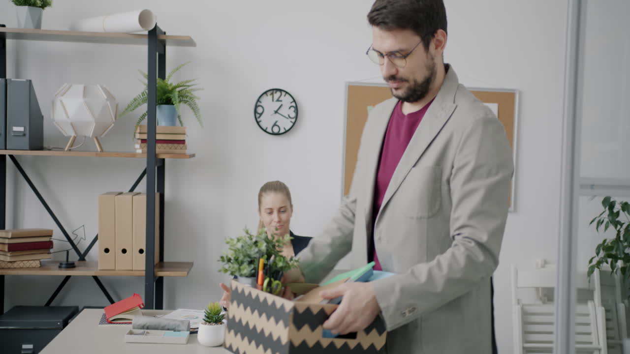 сотрудник, покидающий офис