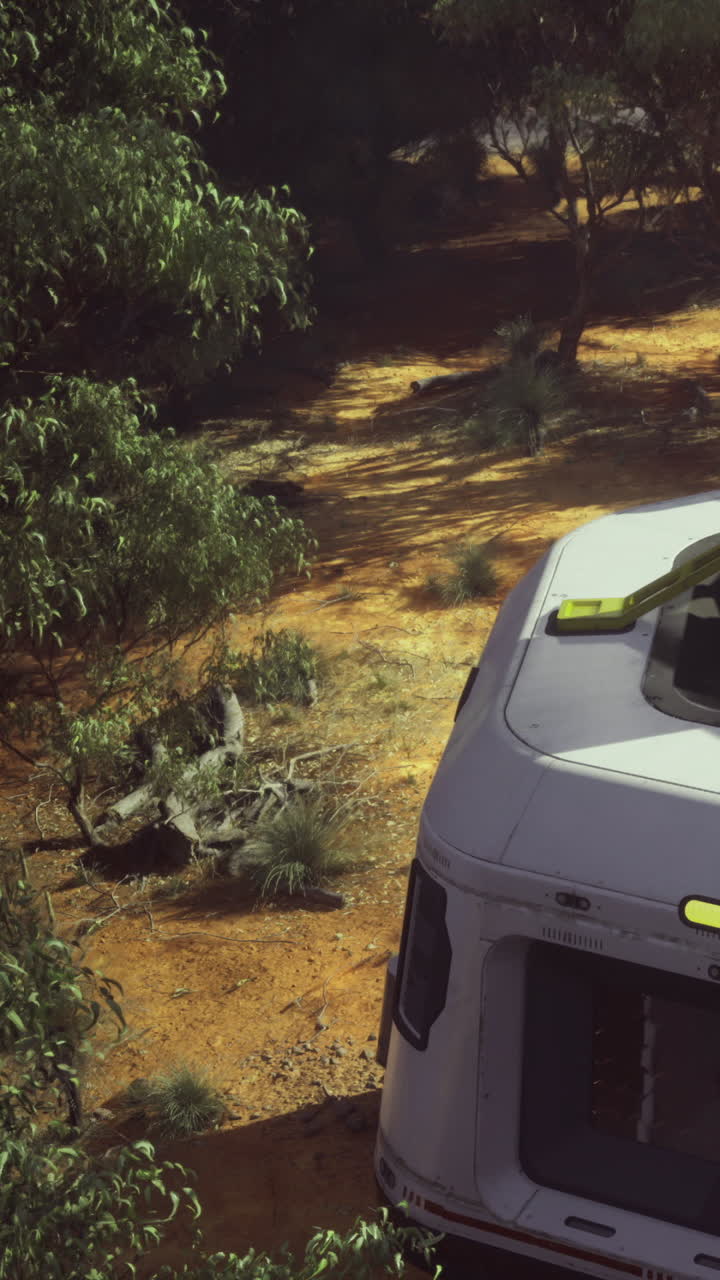 Esplorando un sentiero sterrato con un camper in una zona rurale di giorno