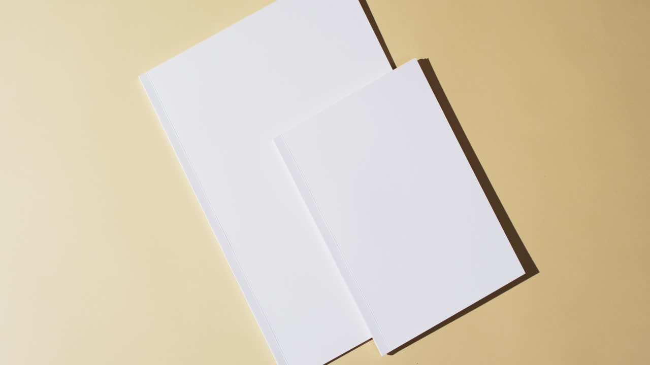 노란색 배경에 빈  페이지와 복사 공간이 있는 책의 비디오