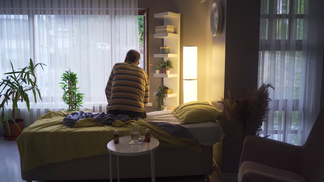 병든  ⁇ 은이는 혼자서 침대에 누워 있습니다.