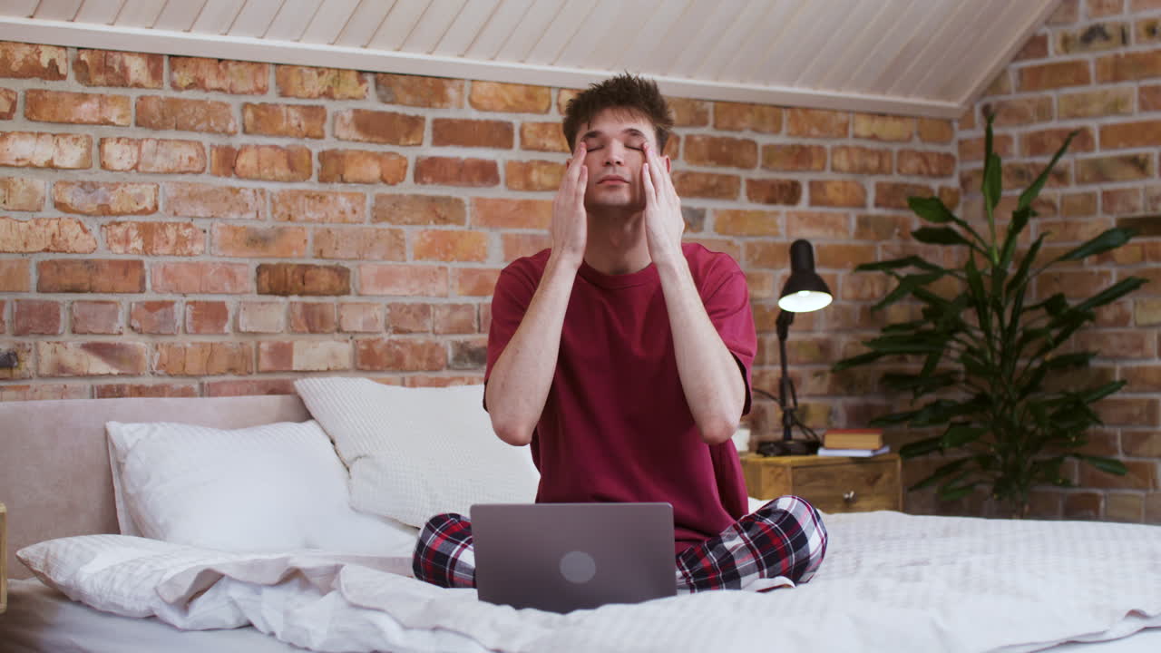 hombre en el dormitorio