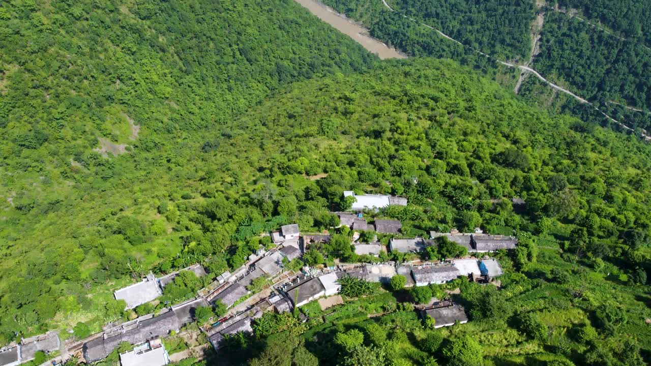 인도 히말라야 산맥 가장자리에 위치한 마을