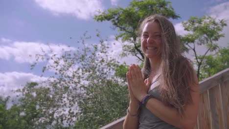 Niña-Caucásica-Sonriente-Haciendo-Un-Signo-De-Oración-De-Agradecimiento-Con-Las-Manos-Unidas