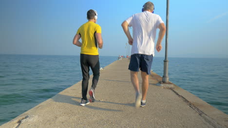 Entrenamiento-Al-Aire-Libre-Haciendo-Ejercicio-Al-Revés