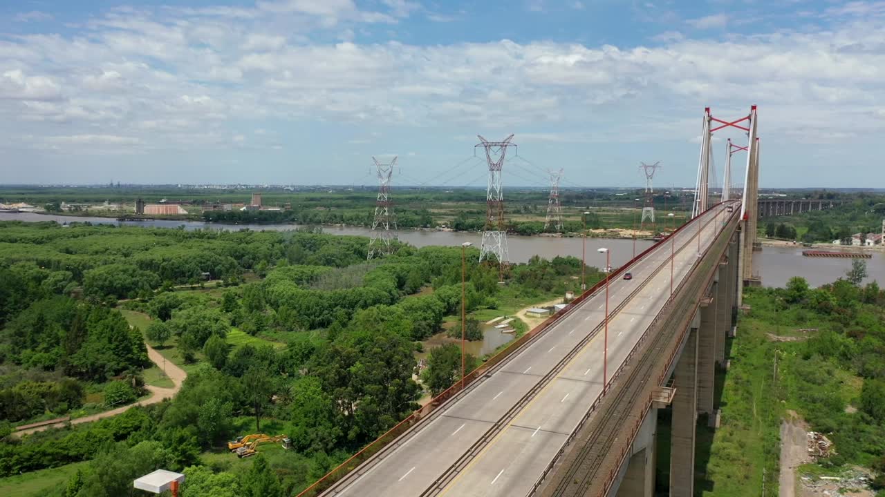 아르헨티나의 유명한 다리의 오름차순 드론 보기