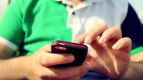 joven usando su teléfono inteligente en un café cerca de las manos 9