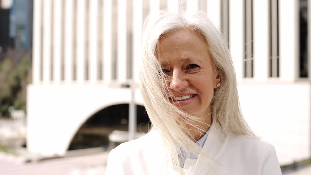 портрет женщины с белыми волосами